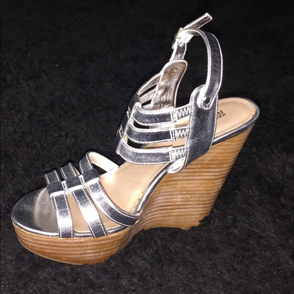 Kenneth Cole silver strapped wedges 👡 👡 - Picture 7 of 7